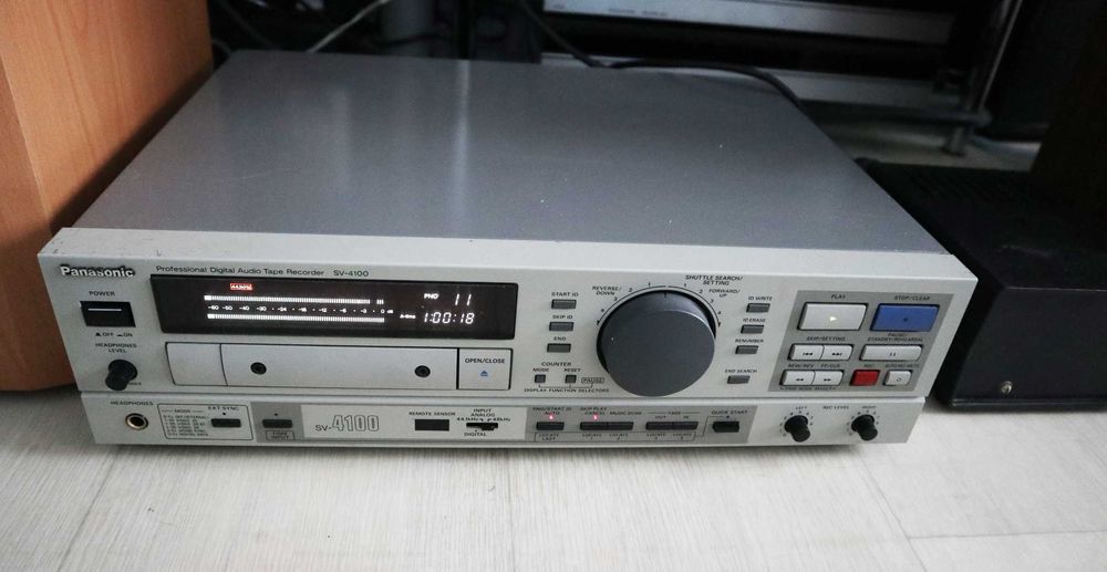 Профессиональный DAT-рекордер Panasonic SV4100 DAT и ЦАП (4 шт. PCM56)