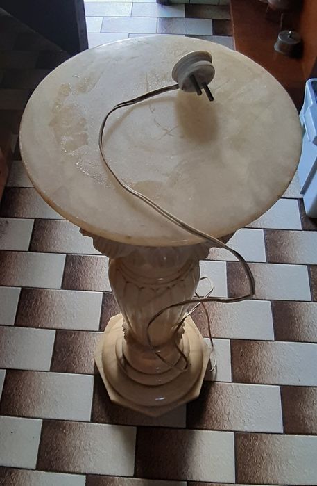 Pé/coluna em mármore polido com iluminação