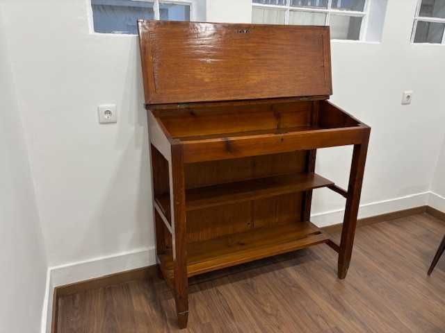 Secretária alta,  antiga.