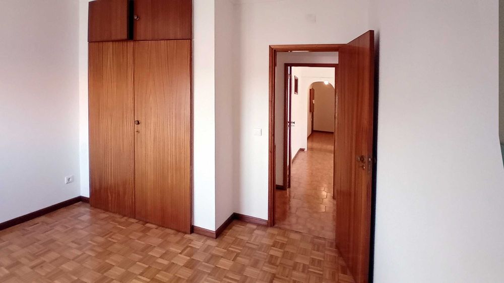 Arrenda-se T2  no centro da Guarda  com garagem e elevador