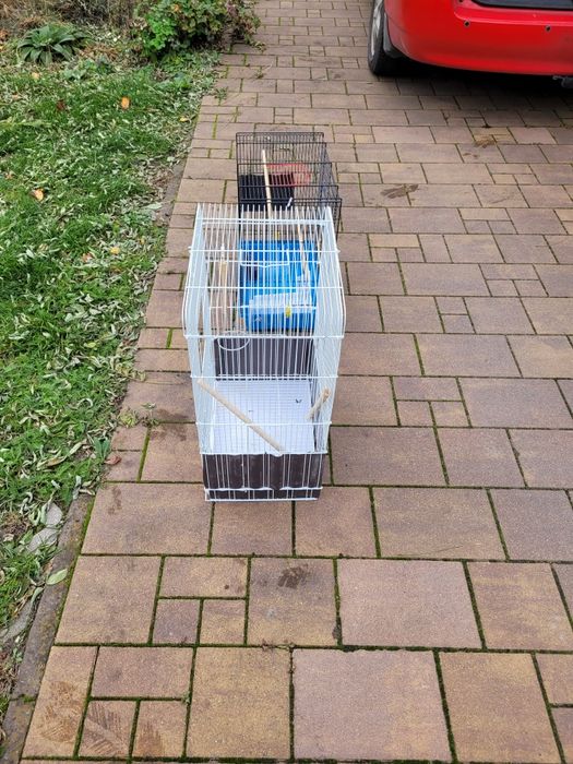 Dwie klatki na ptaki.