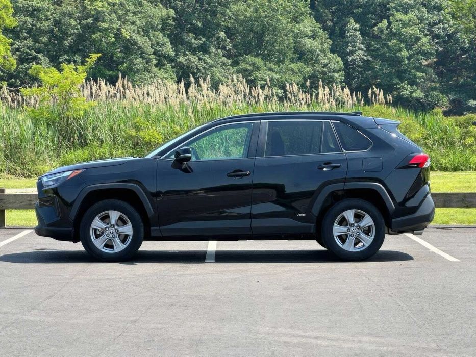 Toyota RAV4 Hybrid XLE Premium      2024