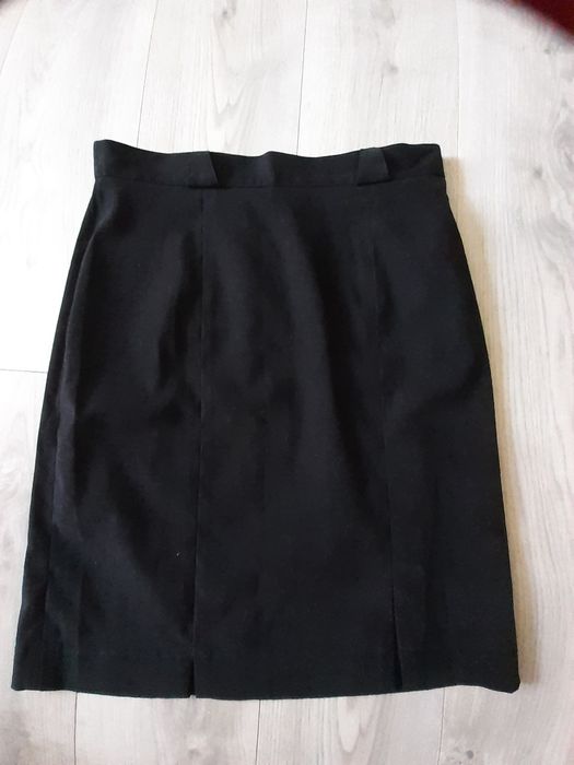 Czarna spódnica.