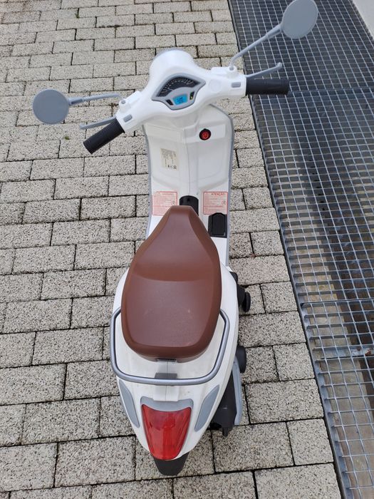 Vespa Eléctrica Criança