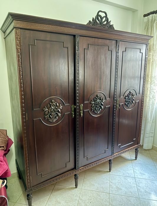 Mobília de quarto clássico em madeira