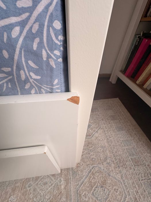 Cama Hemnes com 2 colchões incluídos.