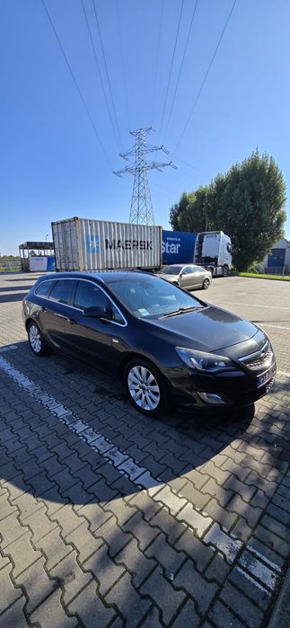 Czarny Opel Astra
