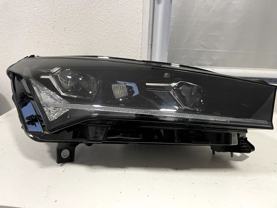 Skoda Enyaq lampa reflektor przód full led cała idealna prawa 5LB