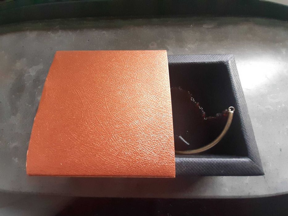 Pulseira prata dourada, Nunca usada
