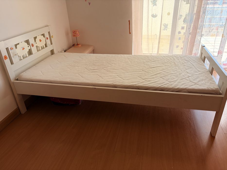 Cama Kriter Ikea com estrado e colchao e barra de seguranca