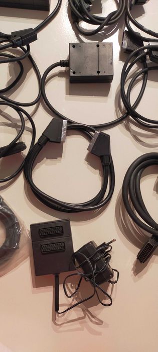 11 Cabos SCART com diferentes tamanhos e adaptor AC-DC