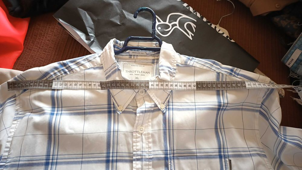 Camisa branca e azul da Throttleman