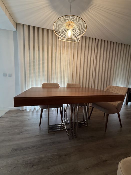 Mesa de sala de jantar em madeira de nogueira
