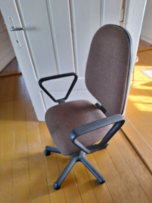Krzesło biurowe z regulacją