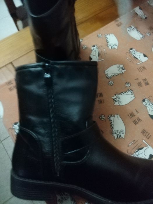 Botas pretas com presilhas
