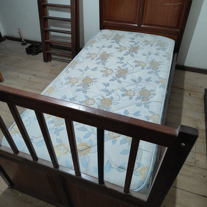Cama de solteiro em madeira maciça