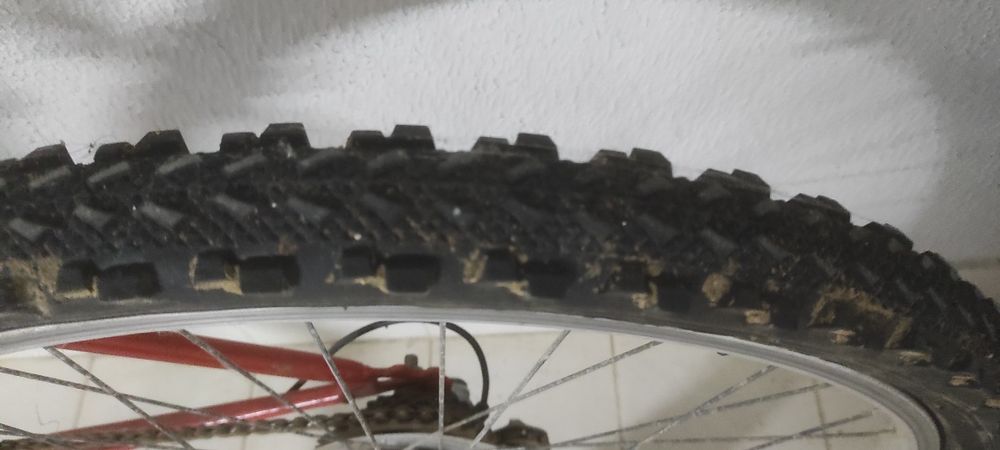 Bicicleta usada pneus novos