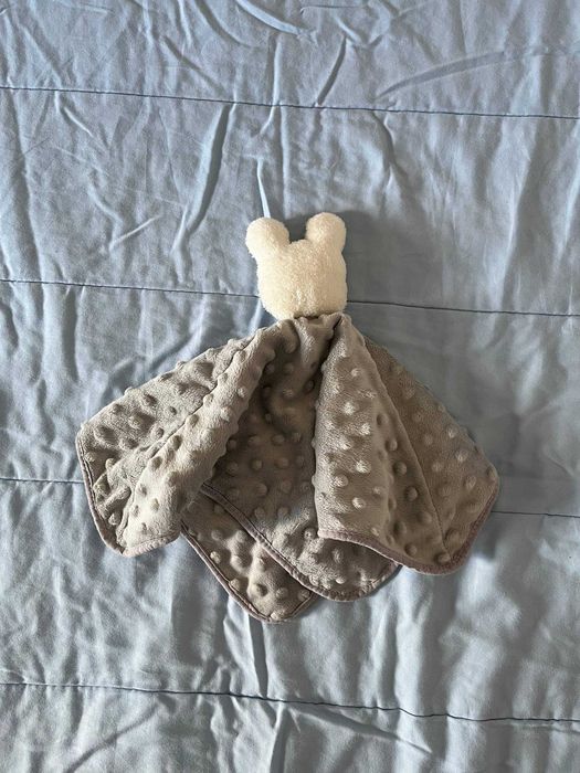 Doudou de bebé cinzento com bolinhas em relevo e cabeça de ratinho