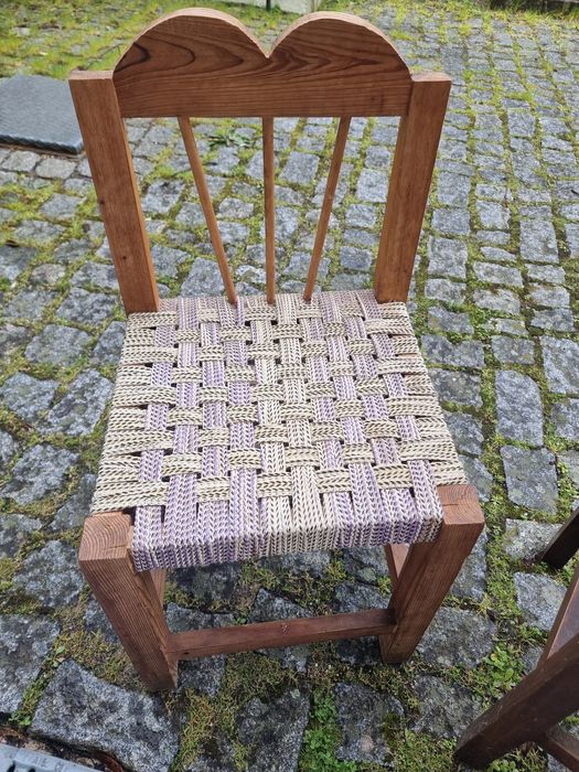 Vendo cadeiras de verga e madeira, ideais para decoração.