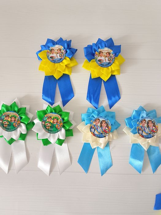 Брошки для випускників