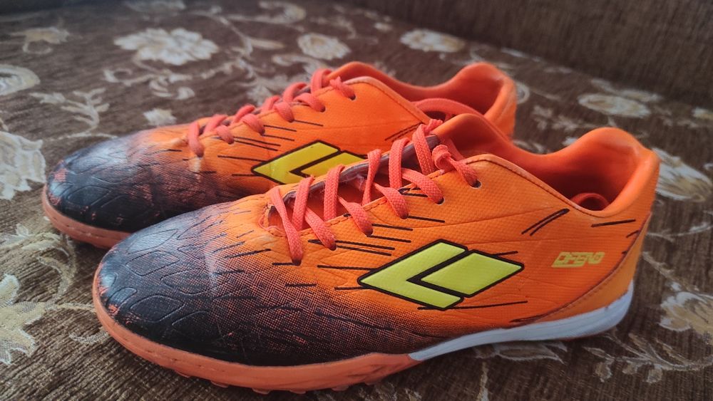 Продам взуття для гри у футбол -сороканіжки