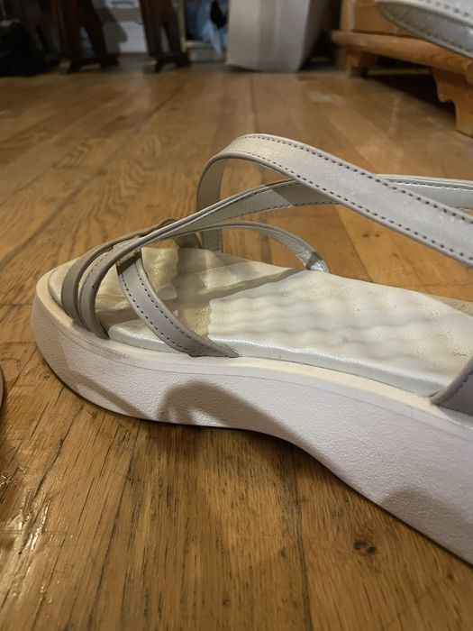 Босоніжки на платформі