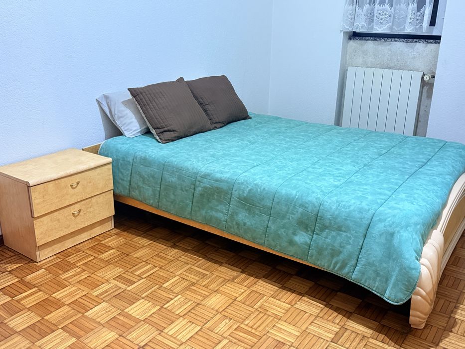 Quarto completo (cama completa, mesinha de cabeceira, comoda)