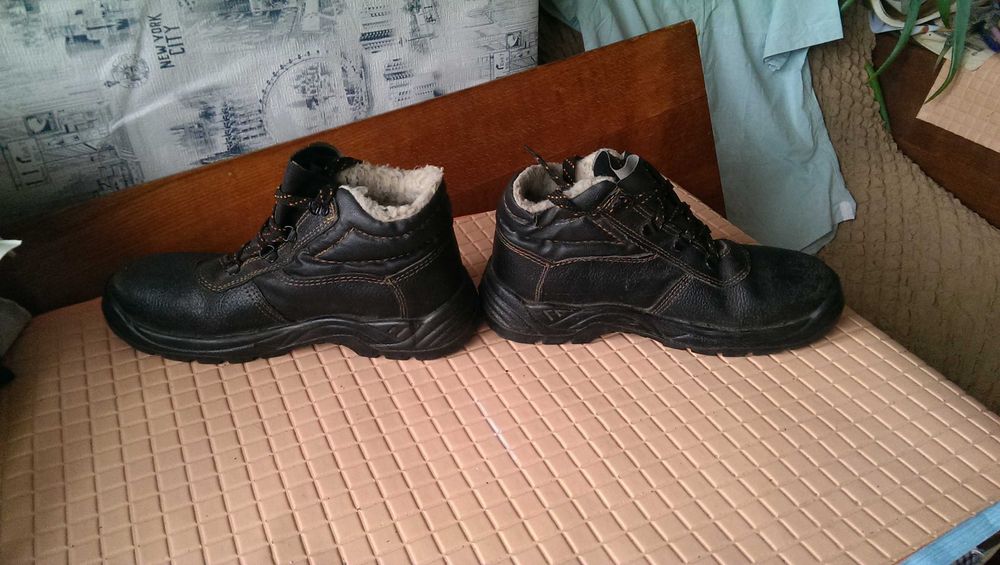 Мужские зимние супер прочные ботинки 44-го размера в хорошем состоянии