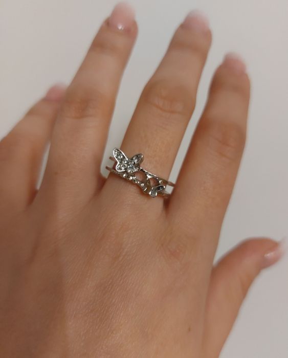 Pierścionek damski regulowany z motylami w kolorze srebra