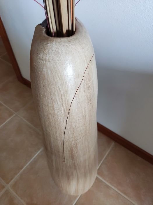 Jarra decorativa com ramos secos