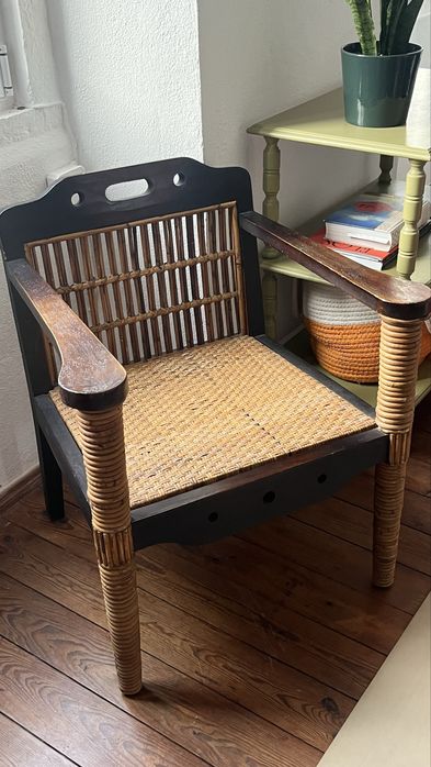 Poltrona estilo boho em madeira e bambu