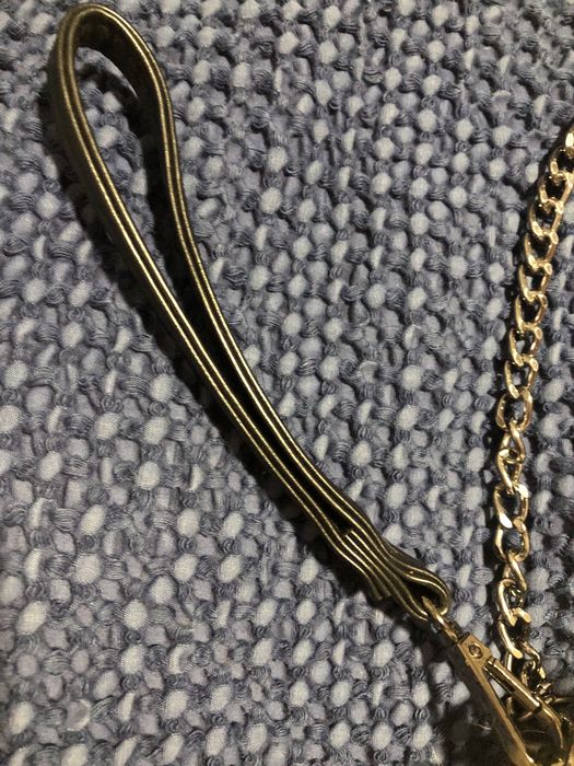 Mala com pelo com corrente a tiracolo, ou pega