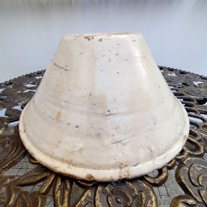 Saladeira antiga de faiança portuguesa do século XIX.