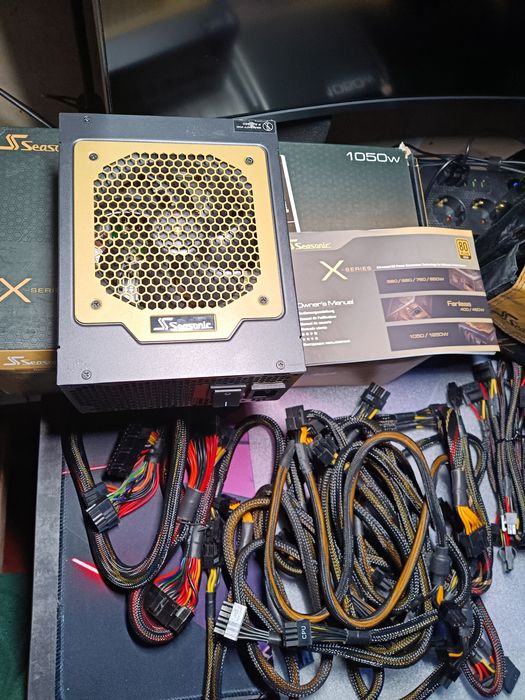 Продам гарний блок живлення фірми Seasonic  X series 1050W.
