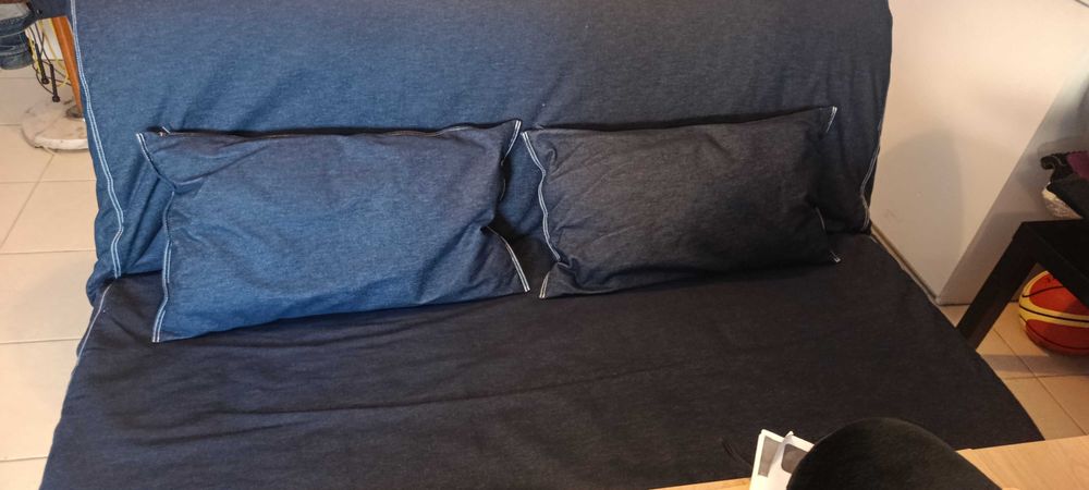 Sofá cama estrutura metálica e colchão e cobertura de ganga azul