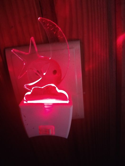 Lampka nocna led do kontaktu