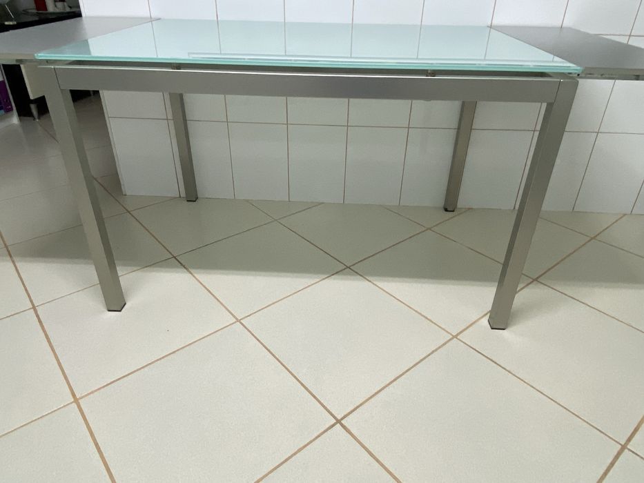 Mesa extensível com tampo em vidro, urgente