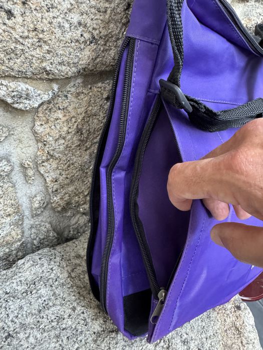 Saco a tiracolo de cor roxa