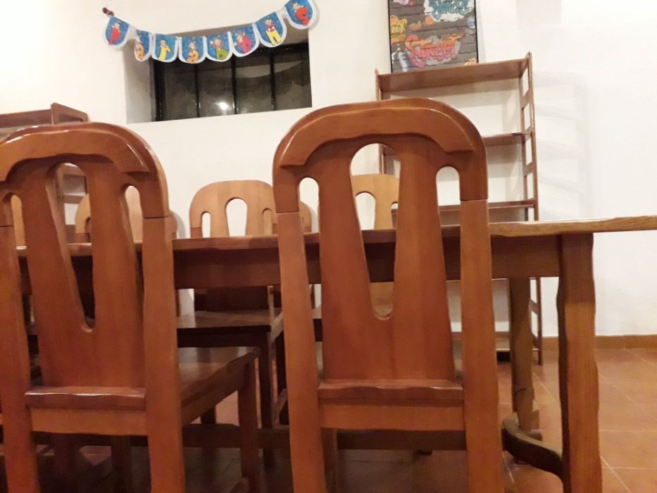 Mesa e 12 cadeiras em pinho maciço