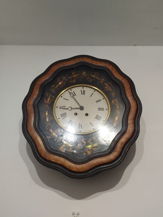 Relógio de parede  muito antigo.