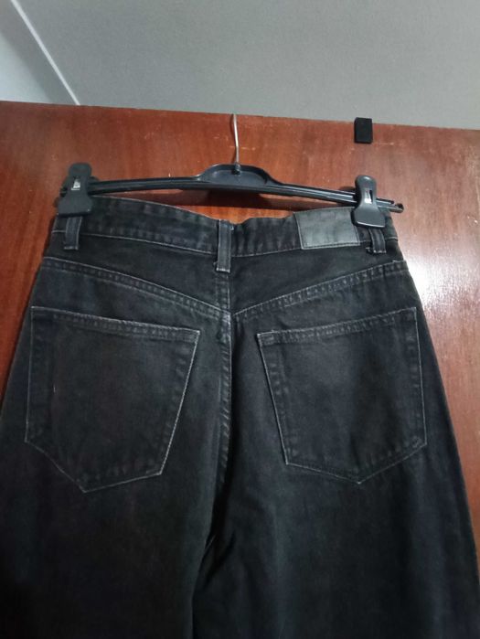 Calça de ganga larga e preta