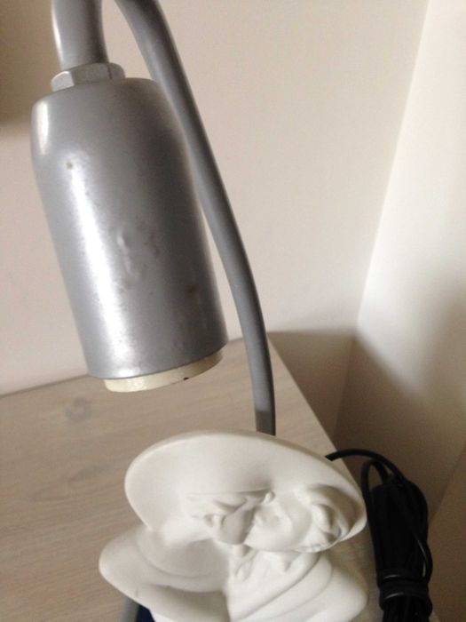 Candeeiro com busto de porcelana