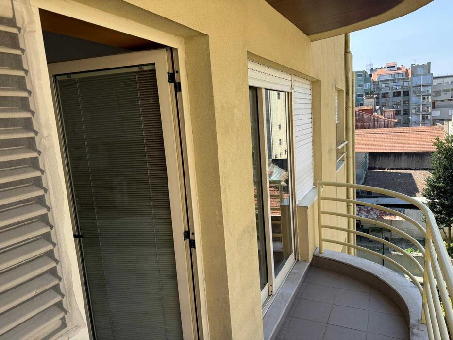 Arrendamento de apartamento T1 na Rua de Camões, junto ao Metro da Trindade, centro do Porto