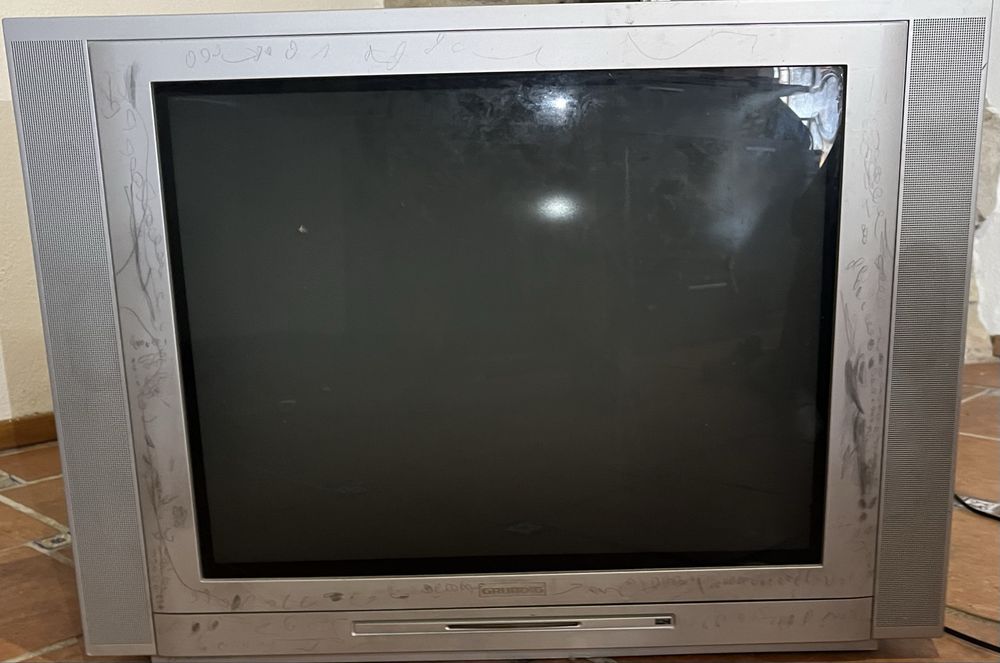 Vendo televisao  antiga