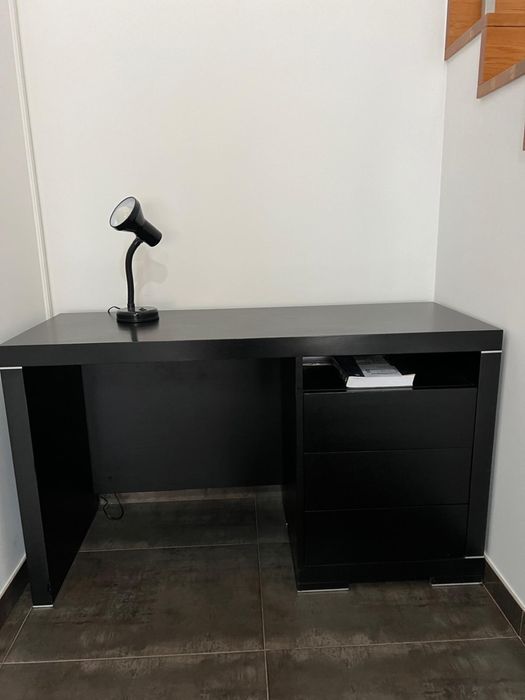 Secretária e cadeira