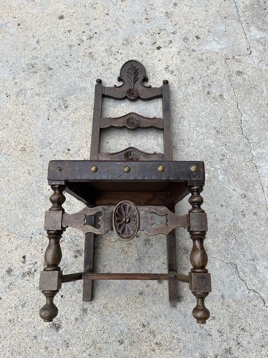 Cadeira antiga em mandeira