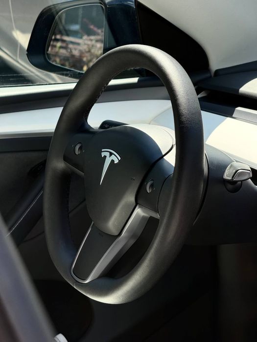 Tesla Y 2024 повний привід