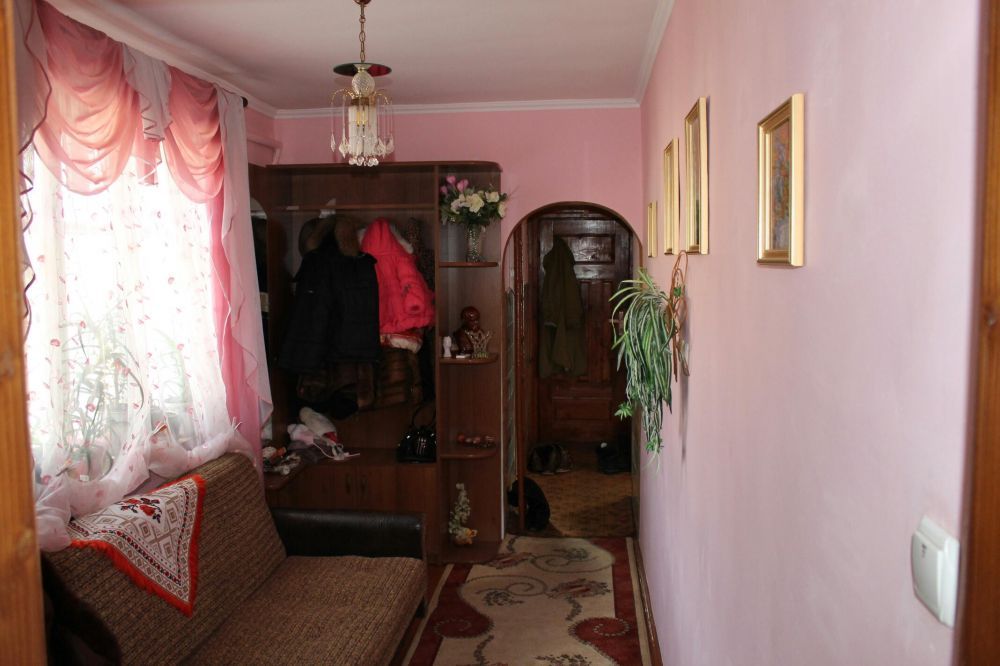 Будинок з ділянкою 0.569 га.