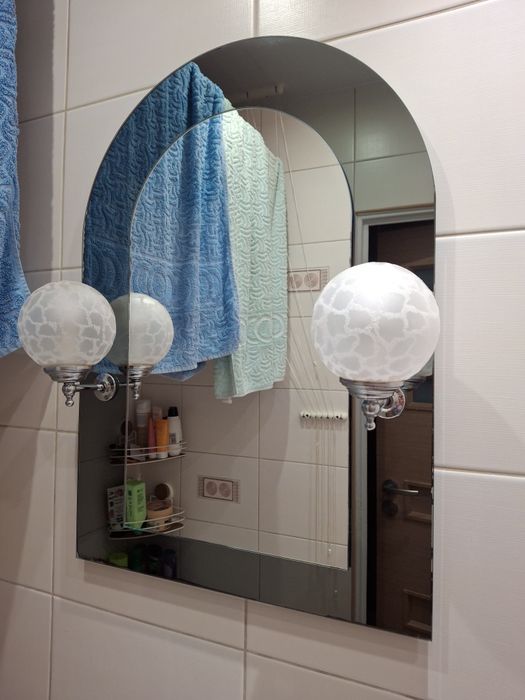 Lustro z oświetleniem