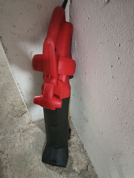 elektryczna dmuchawa i odkurzacz do liści marki IKRA mogatec,